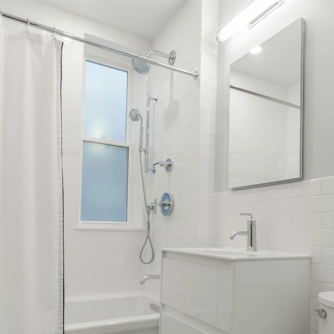 Satiniertes Fenster direkt in der Dusche