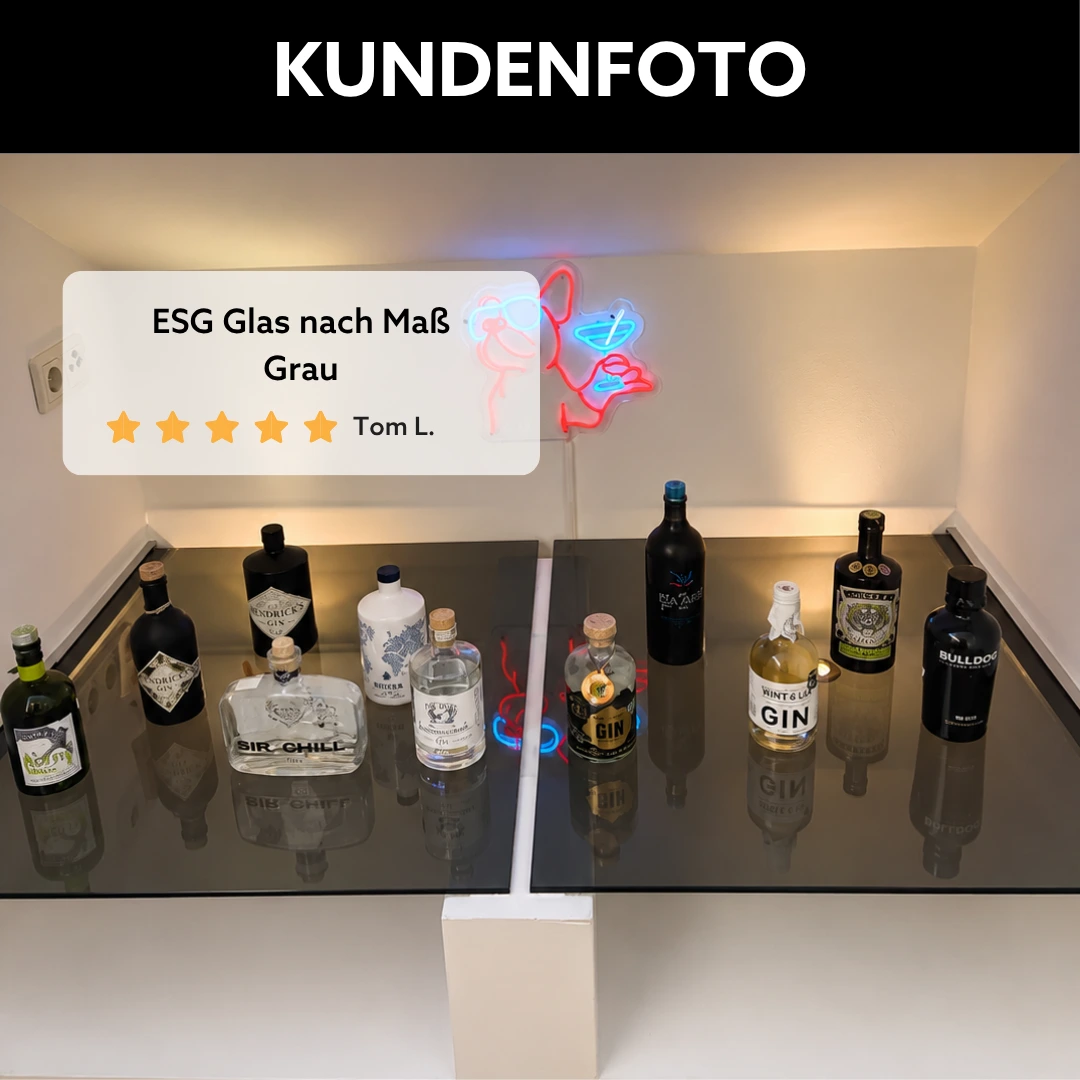 Kundenreferenz ESG Glas nach Maß in Grau als moderne Regalverkleidung für eine Hausbar, graues Sicherheitsglas mit eleganter Optik für stilvolle Innenräume