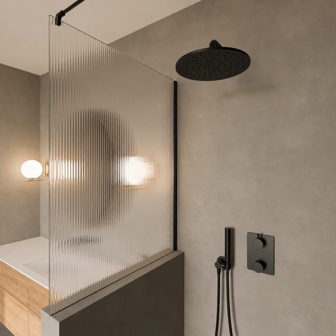 Dusche auf Mauer aus Glas mit schwarzen Beschlägen
