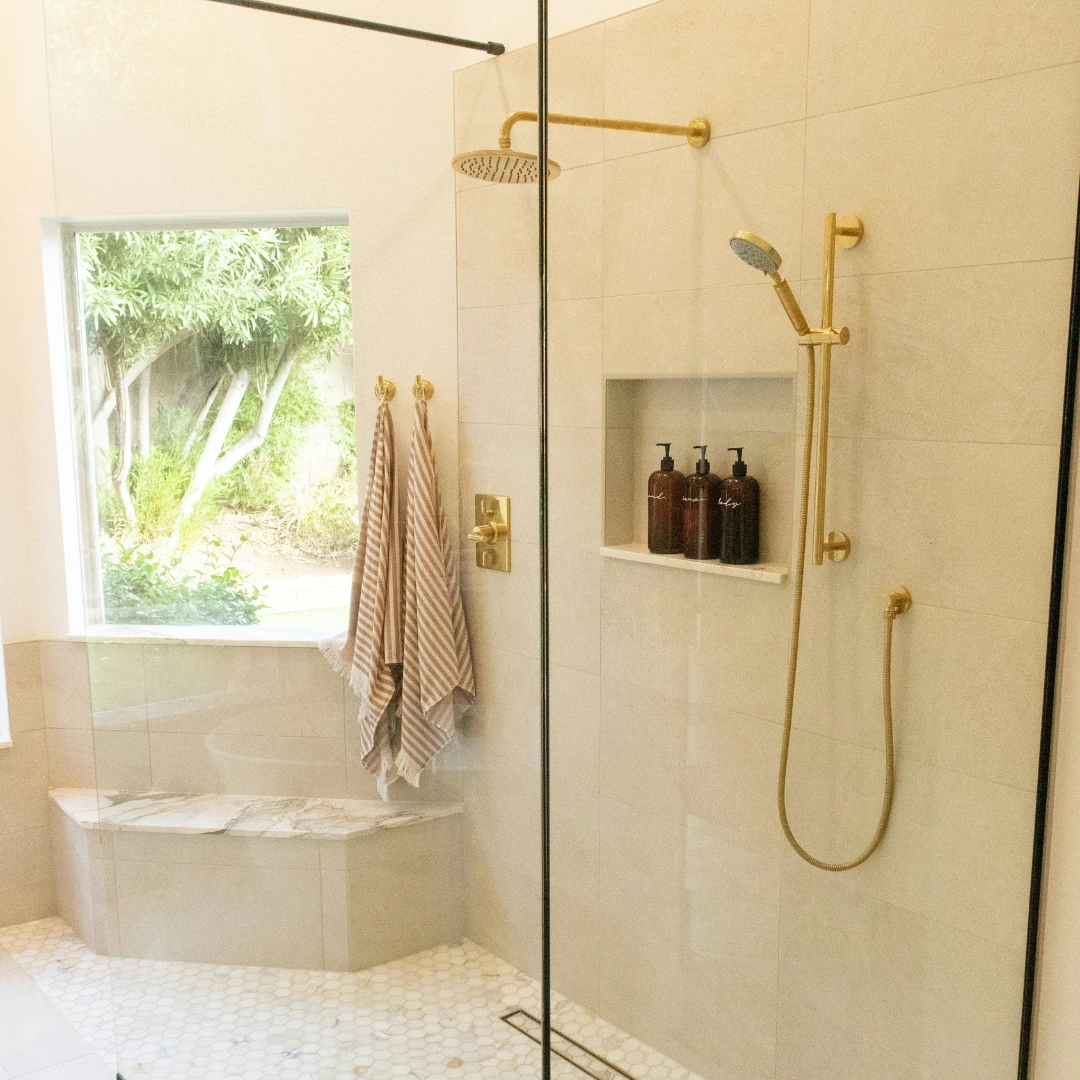 Fensterposition direkt neben einer Dusche