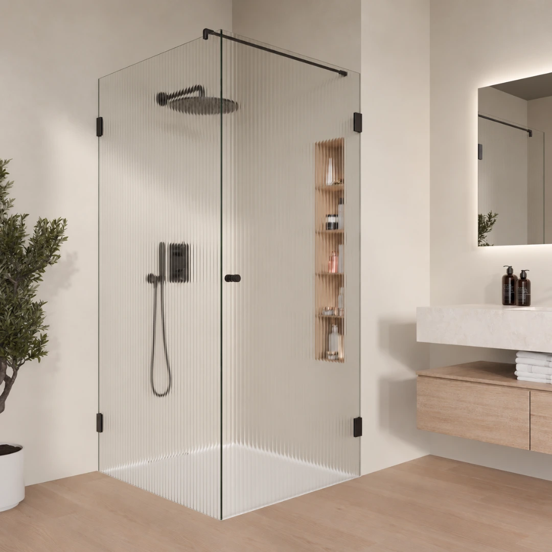 Moderne Eckdusche aus Riffelglas mit schwarzen Beschlägen und Regendusche in einem hellen, minimalistischen Badezimmer.