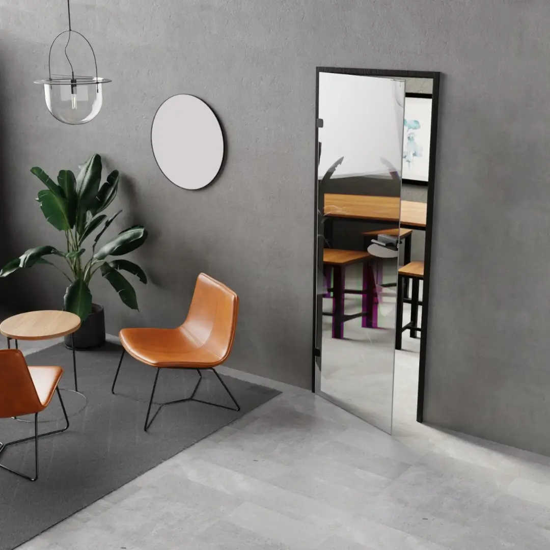 Wohnraum mit Sitzecke und klarer Glastür aus Weißglas mit schwarzem Beschlag