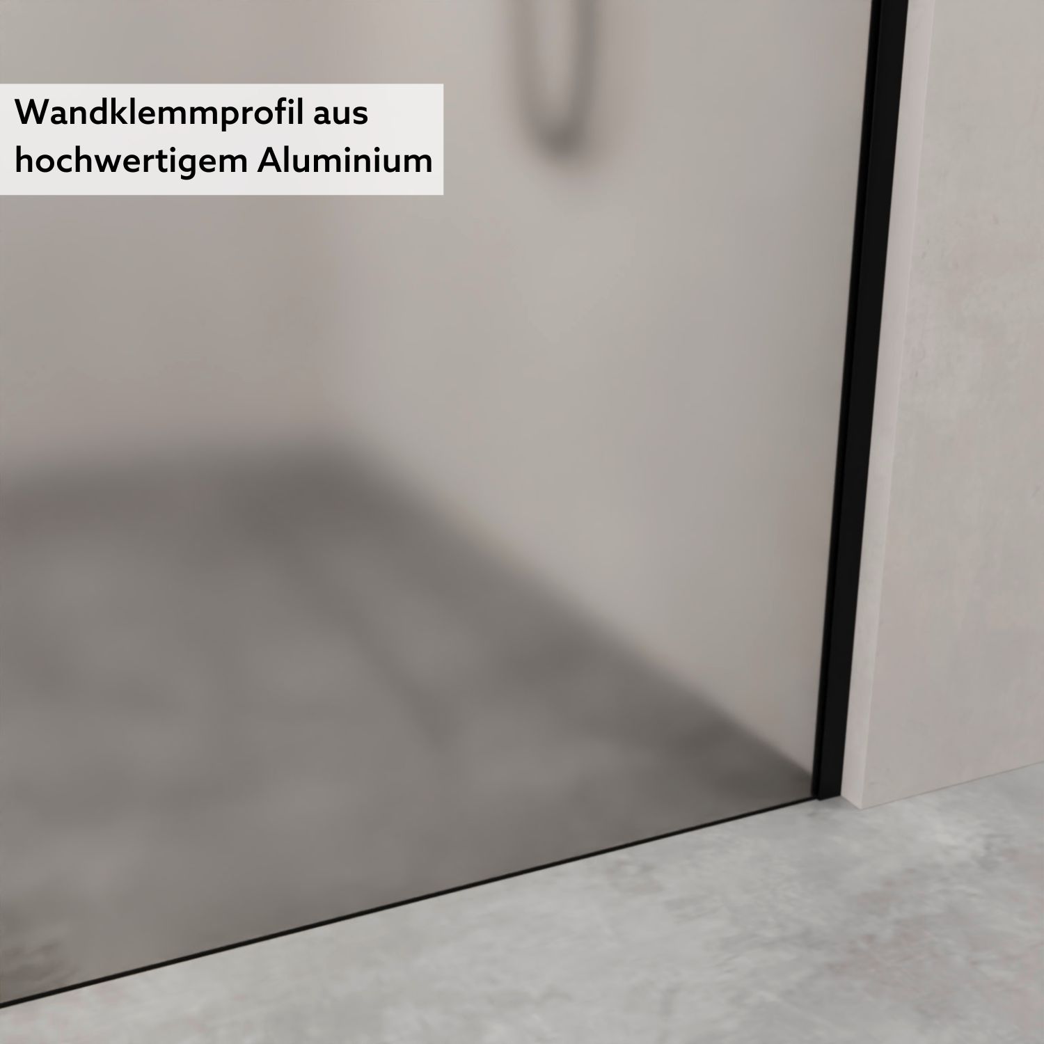 Nahaufnahme einer satinierten Duschtrennwand mit schwarzem Wandklemmprofil