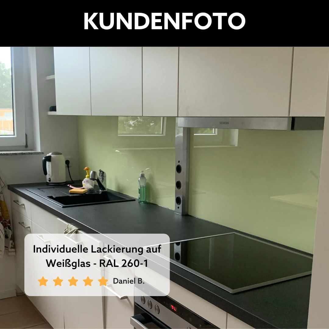 Hell gelbe Küchenrückwand aus Glas in moderner Küche