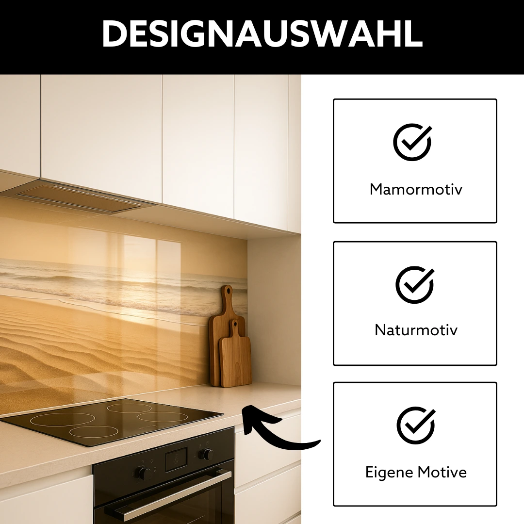 Weiße, grifflose Küche mit Glasrückwand mit Strandmotiv