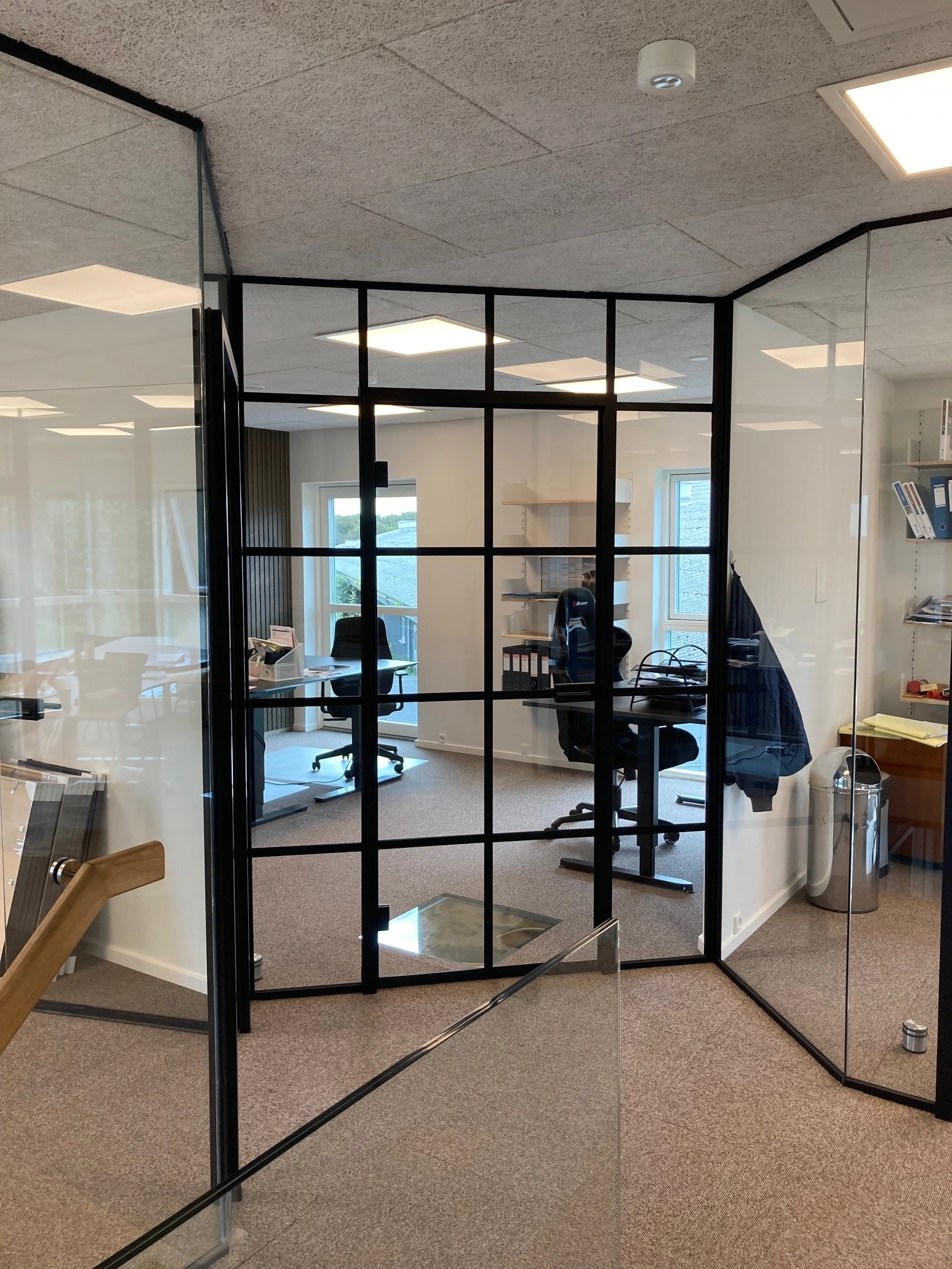 Büroabtrennung aus Glas mit schwarzen Sprossen
