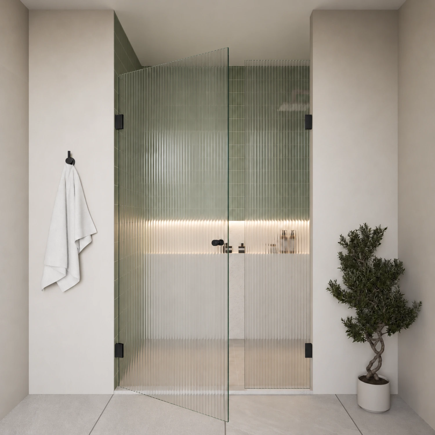 Nischendusche nach Maß mit Duschtür und Festteil aus Riffelglas, schwarze Beschläge und strukturierte Glasoberfläche für Sichtschutz und modernes Baddesign