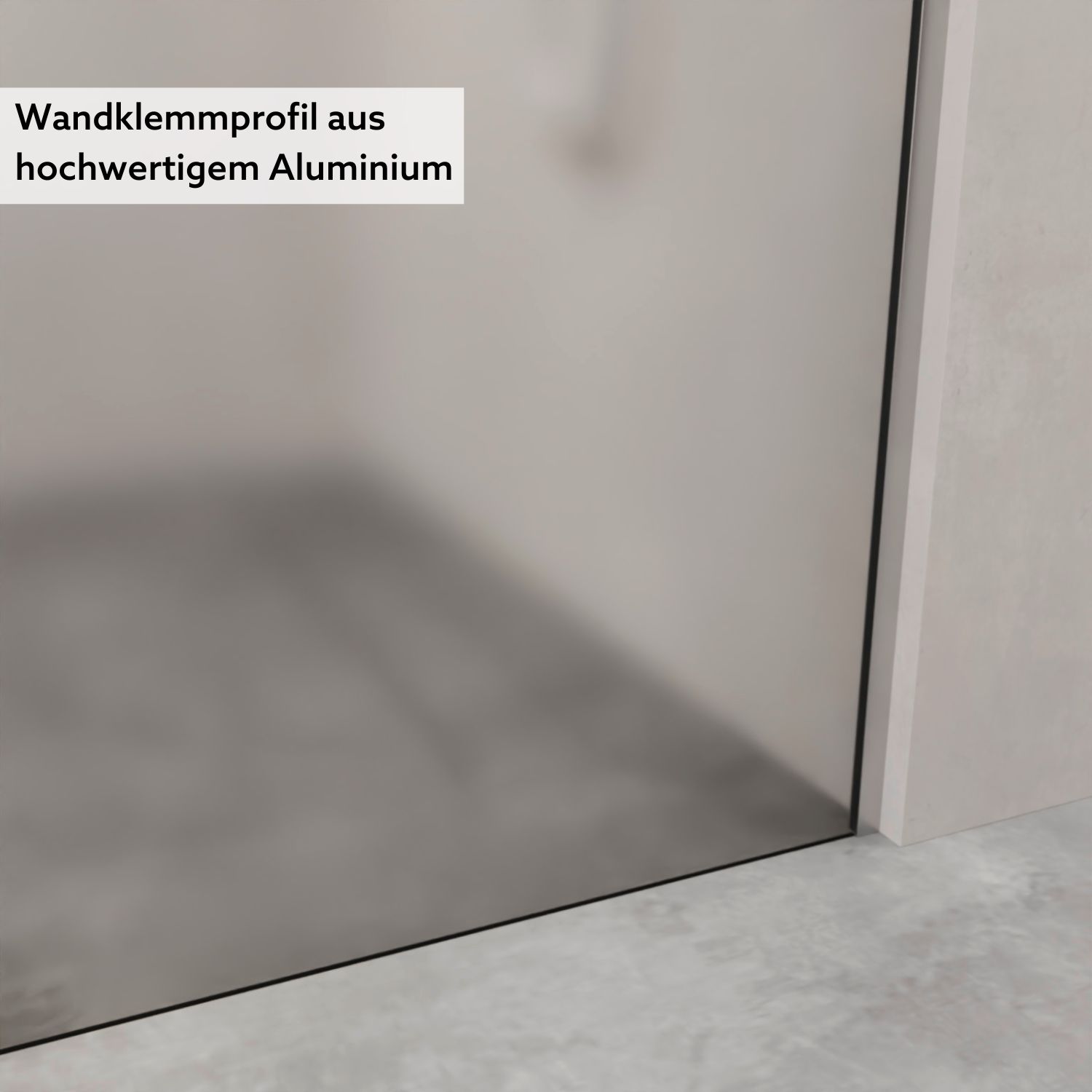 Nahaufnahme einer satinierten Walk In Dusche 