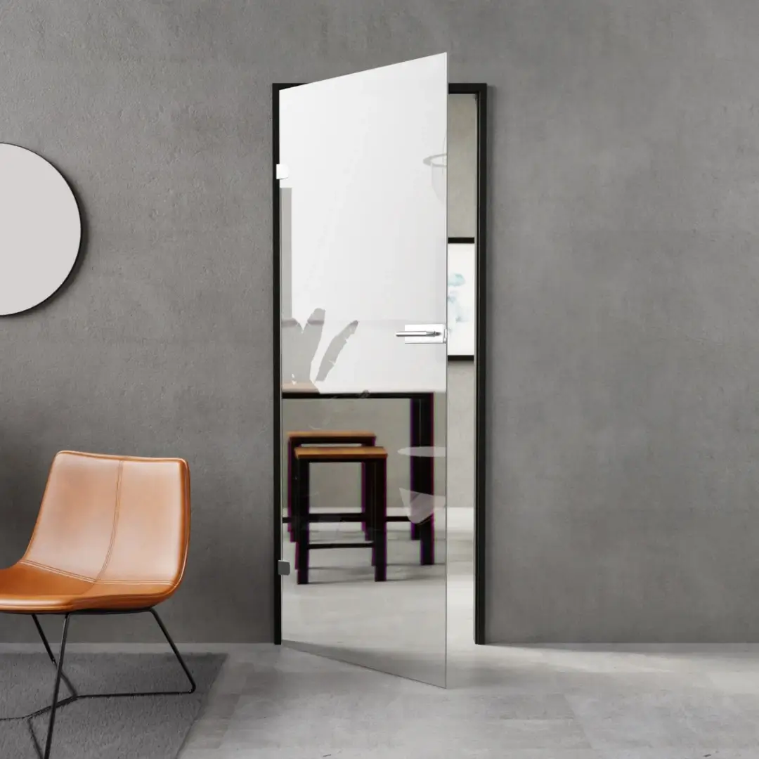 Klare Glastür aus Weißglas im Wohnraum