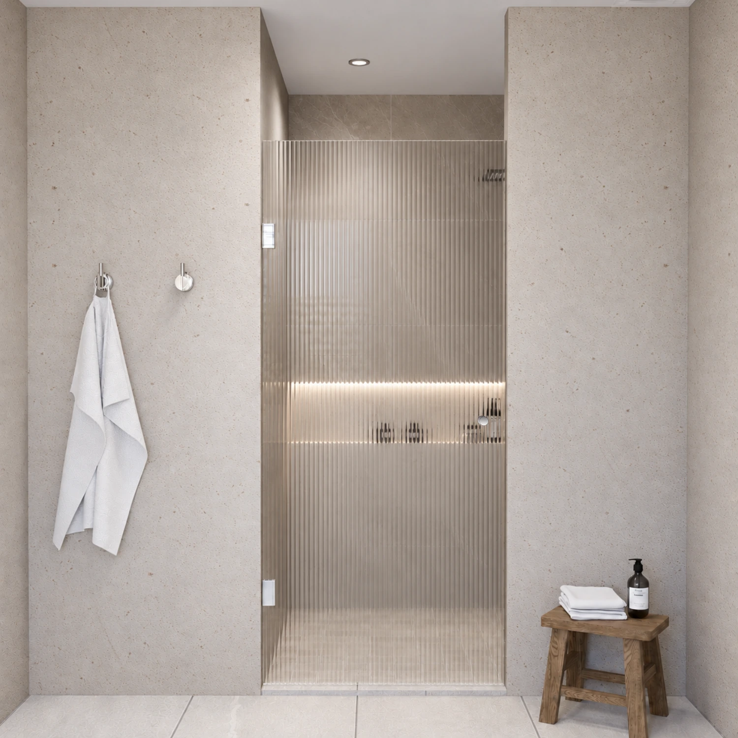 Duschtür aus Riffelglas mit Chrom Beschlägen, strukturierte Glasoberfläche für Sichtschutz und modernes Design im Badezimmer
