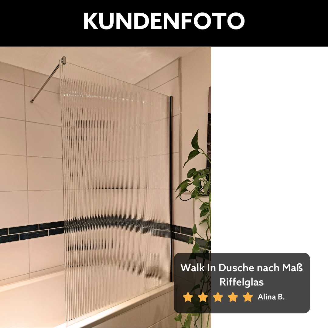 Geriffelte Duschwand auf Badewanne mit schwarzen Beschlägen