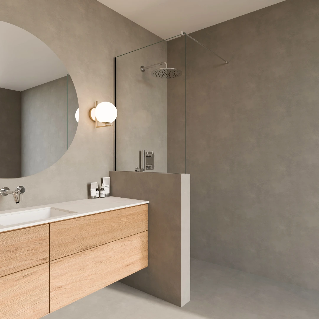 Walk In Dusche mit halbhoher Mauer aus Klarglas und edelstahlähnlichen Beschlägen