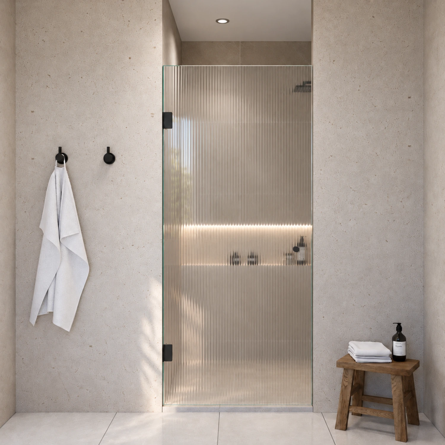 Duschtür aus Riffelglas mit schwarzen Beschlägen, strukturierte Glasoberfläche für Sichtschutz und modernes Design im Badezimmer