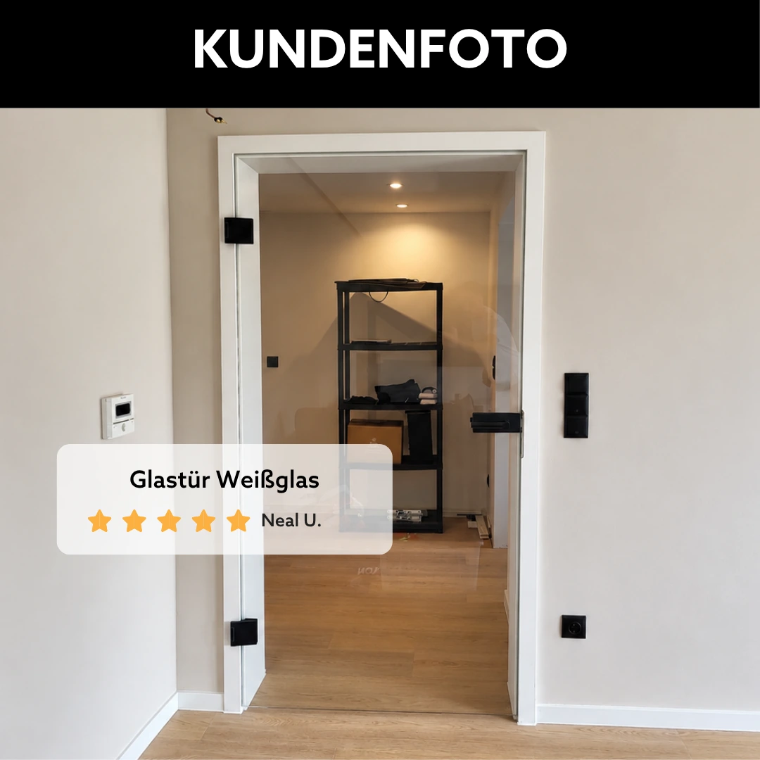 Kundenreferenz einer Glastür nach Maß aus Weißglas mit schwarzen Beschlägen, transparente Ganzglastür für helle und offene Raumgestaltung im Wohnbereich