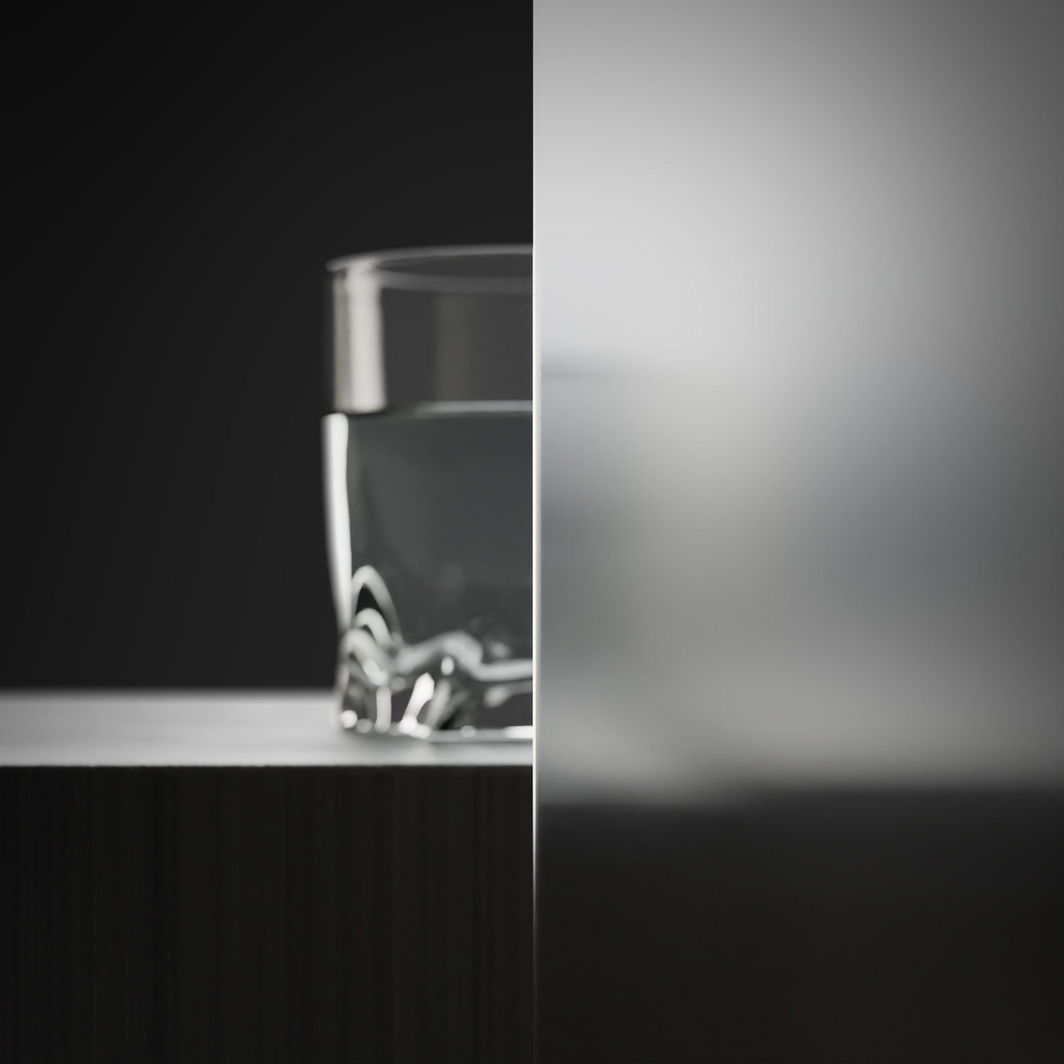 Wasserglas auf Podest hinter einer satinierten Glasscheibe