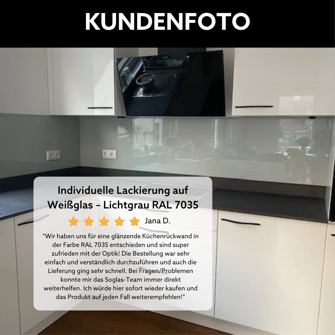 Küchenrückwand aus Weißglas mit lichtgrauer Farblackierung