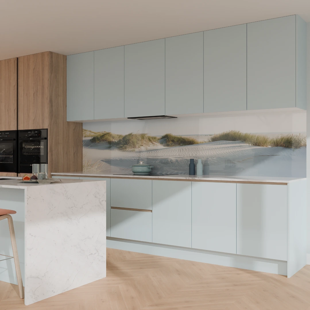 Moderne Küche mit hellblauen Fronten und einem Tresen mit Marmor und einer Küchenrückwand mit Dünenmotiv