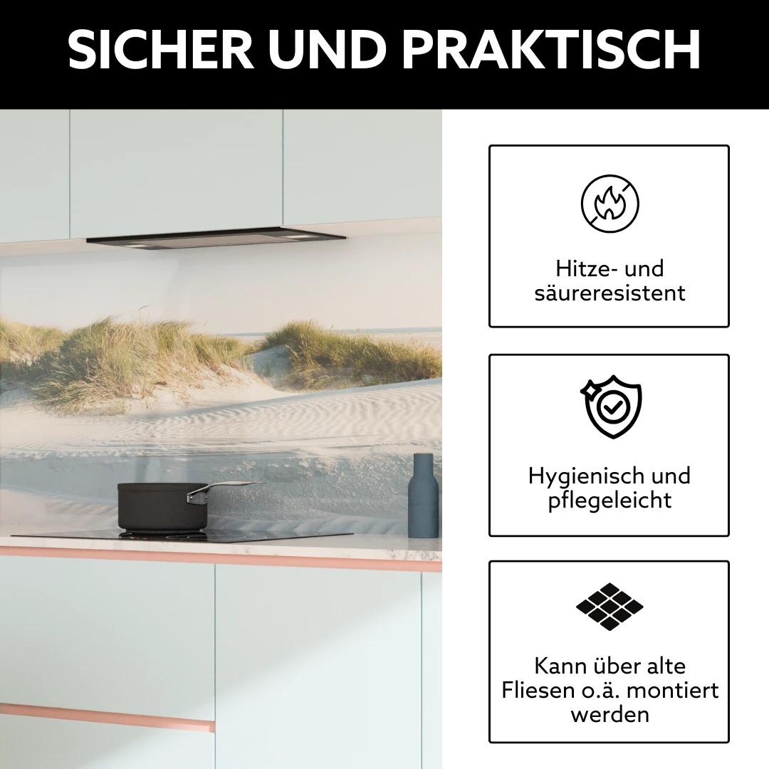 Blaue Küche mit Küchenrückwand aus Glas mit Strandmotiv