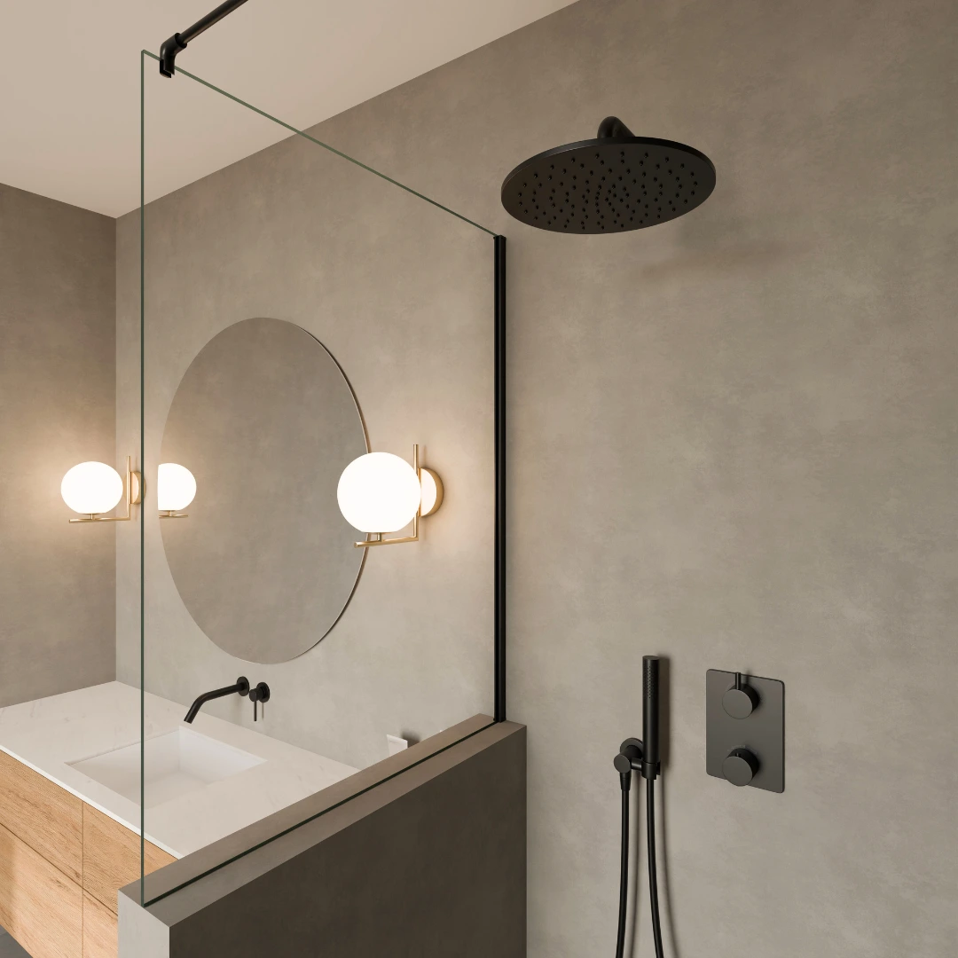 Klare Duschglaswand auf Mauervorsprung mit schwarzen Beschlägen