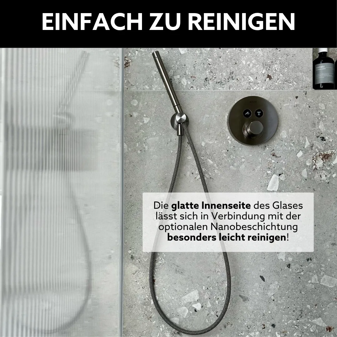 Geriffelte Glaswand in Dusche mit grau melierten Fliesen