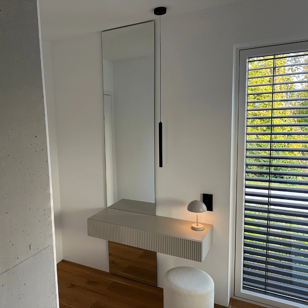 Spiegel nach Maß als hoher Beauty Spiegel über einer schwebenden Konsole, moderne Wandgestaltung mit minimalistischem Design