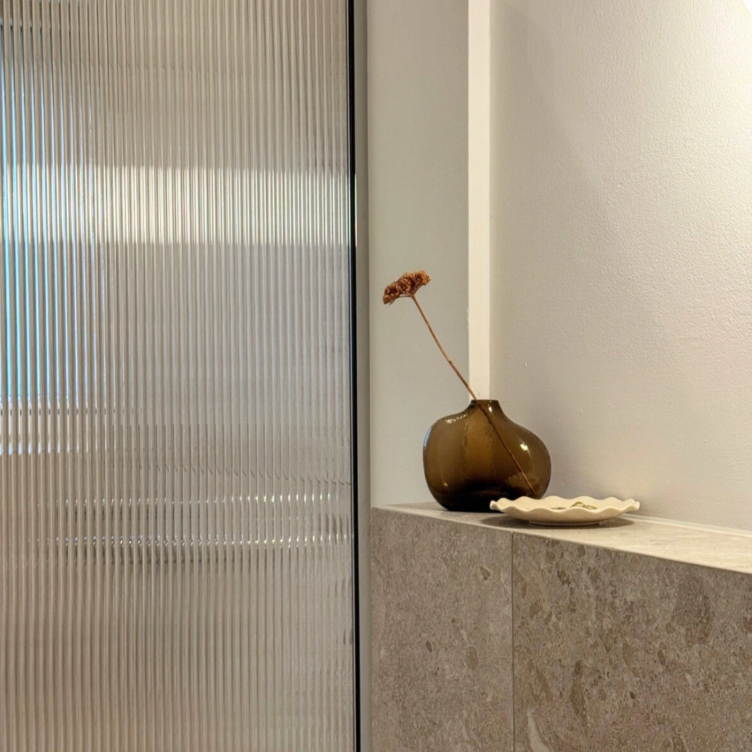 Geriffeltes Duschglas im Detail